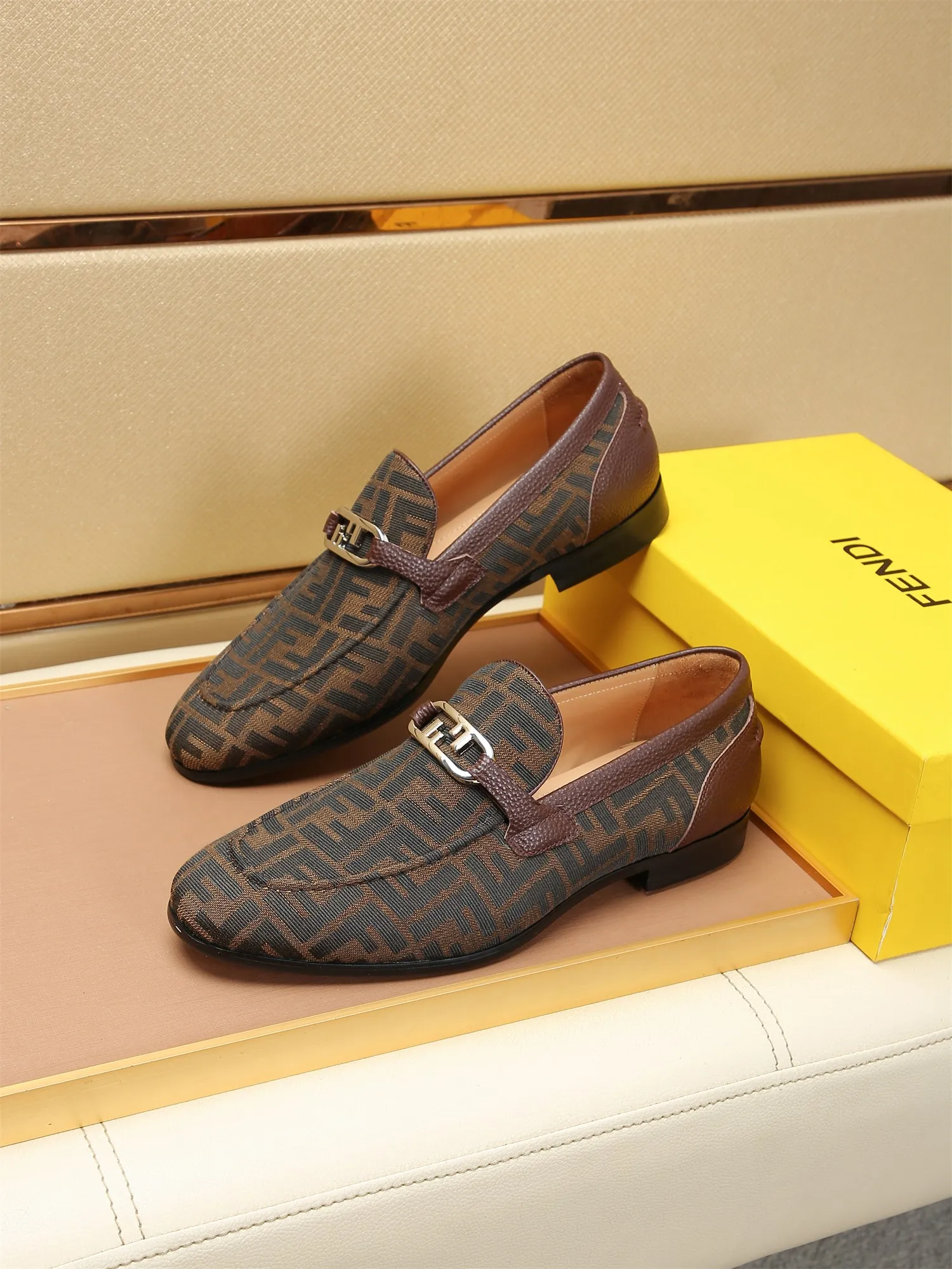 Men's shoes💰460 🕷🕷【FENDI】The latest men's formal leather shoes🇨🇳Classic series not to be missed💯The first layer is made of imported first-layer cowhide☘Original quality, the leather is smooth and delicate🎋Awesome version, perfect streamlined outline🍇Cowhide lining, size 38-44 (customized at 45.46)...